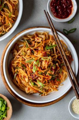  Noodles With Spicy Pork Sauce: Un piatto che fonde sapori audaci con la morbidezza di una nuvola?