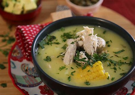  Ajiaco, Un Delizioso Brodo Cremoso Inzuprato con Una Ricca Salsa Verde!