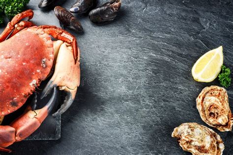  Il Piatto di Granchio con Uova di Salmone: Un'esplosione di Sapori Umami e un Tripudio di Texture Deliziose!