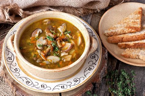  La Zuppa di Funghi con Peperoni: Un'Esplosione di Sapori Terrosi e una Danza Piccante sulla Lingua!