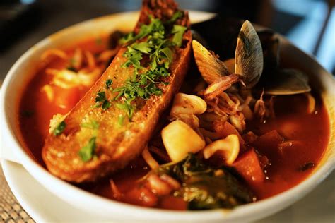  La Zuppa di Pesce di Zhanjiang: Una Sinfonia Marittima Piccante e Cremosa!