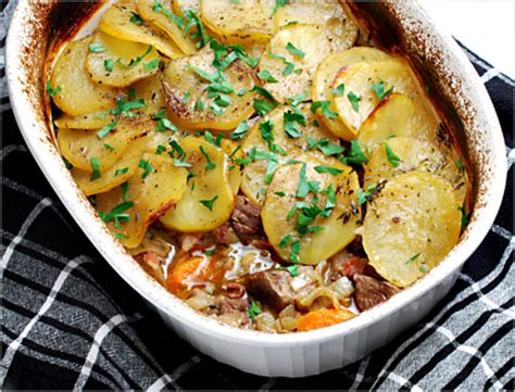  Lancashire Hotpot: Un tripudio di sapori invernali e confortanti arrosti che ti scalderanno l'anima!