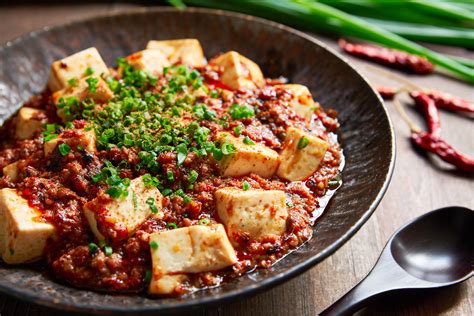  Mapo Tofu: Un'esplosione piccante di sapori intensi e una danza cremosa di texture delicate!