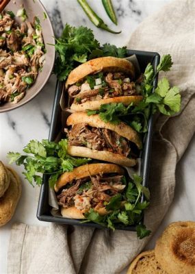  Rou Jia Mo: Un Panino Saporito con Carne di Maiale Brasata e Spezie Intense!