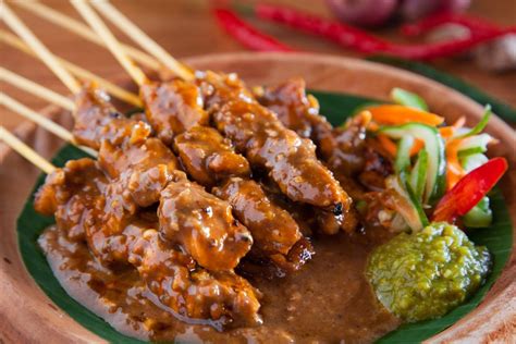  Sate Ayam: Un trionfo di spezie e una danza di sapori sul palato!