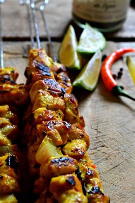  Suya: Un esplosione di sapori piccanti che avvolgono morbidi bocconcini di carne alla brace!